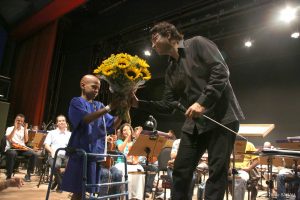 Após apresentação do espetáculo “A Música do Cinema”, o maestro Cláudio Cohen recebe um buquê de flores de menino paciente do SARAH Brasília.