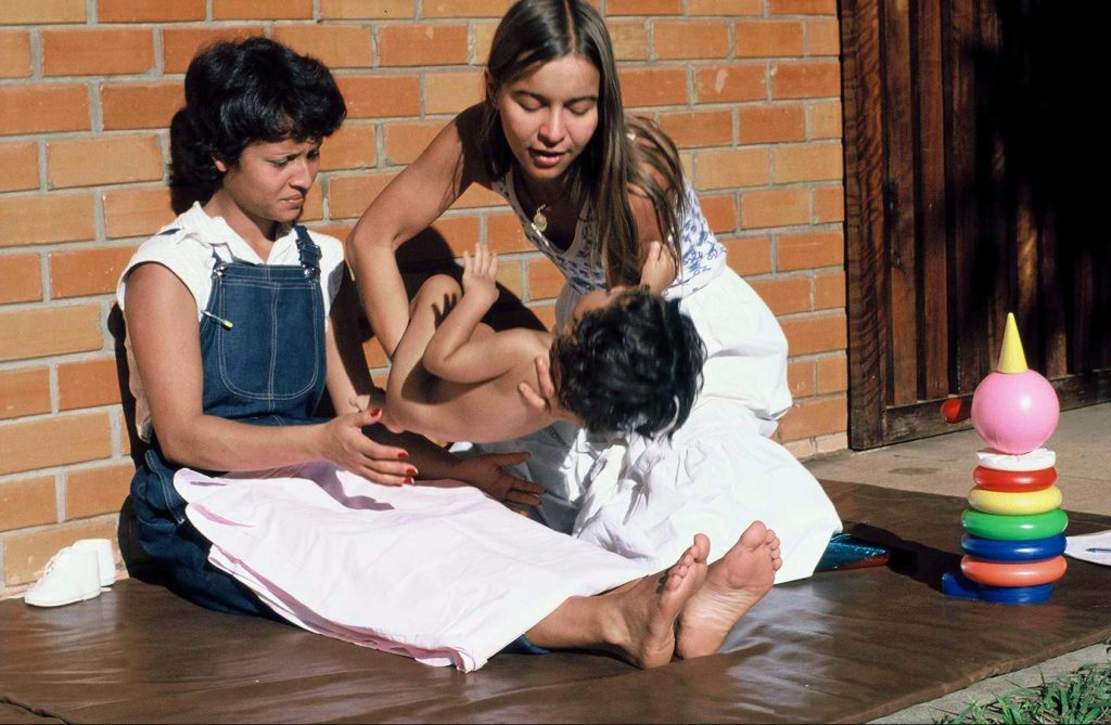 Dra. Lúcia Willadino Braga atendendo um paciente em 1977
