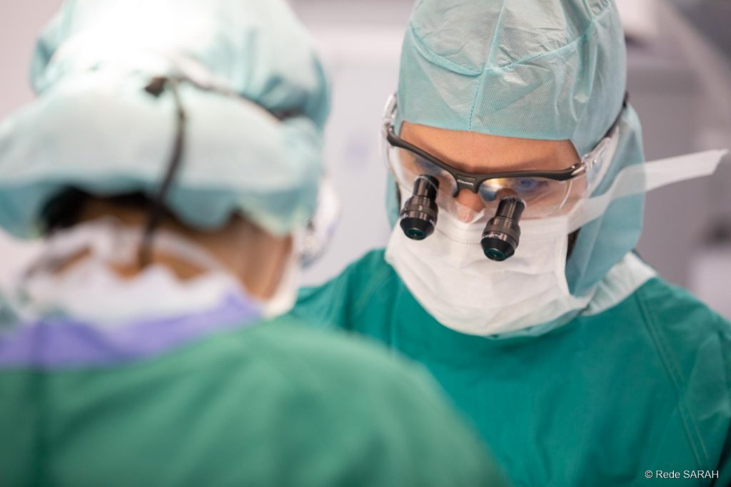 Médico do SARAH auxiliando em um procedimento cirúrgico