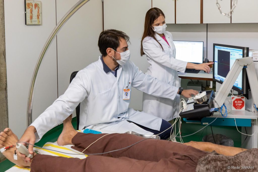 Médicos do SARAH examinando uma paciente