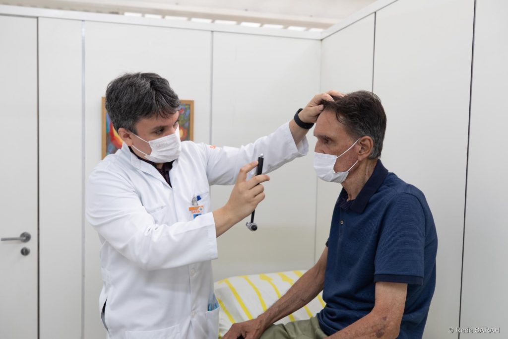 Médico do SARAH examinando um paciente