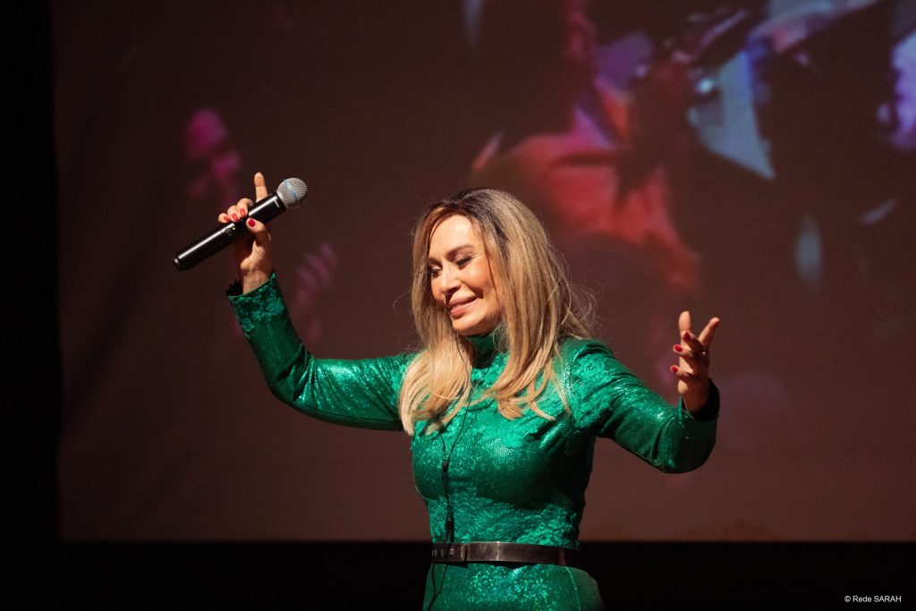 Rosemary agradecendo ao público