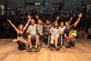 Juliana Martins e Sergio Marone posando para foto junto ao público do Teatro SARAH