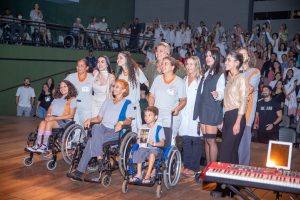 Orlando Morais, suas filhas e Cleo Pires posando para foto junto à Dra. Lúcia Willadino Braga e o público do Teatro SARAH