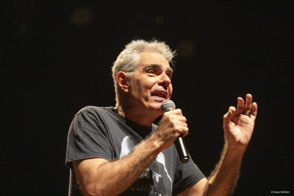 Nizo Neto em seu stand-up “Aqui tem arte” Nizo Neto em seu stand-up "Aqui tem arte"