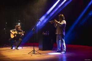 Diego e Chico realizando o show