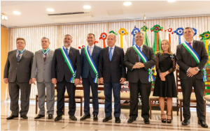 Dra. Lúcia Willadino Braga posando para foto junto a outros condecorados após o recebimento da medalha da Ordem do Mérito da Defesa