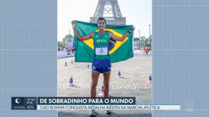 Caio Bonfim posando para foto com a bandeira do Brasil (Captura de tela – crédito: TV Globo)