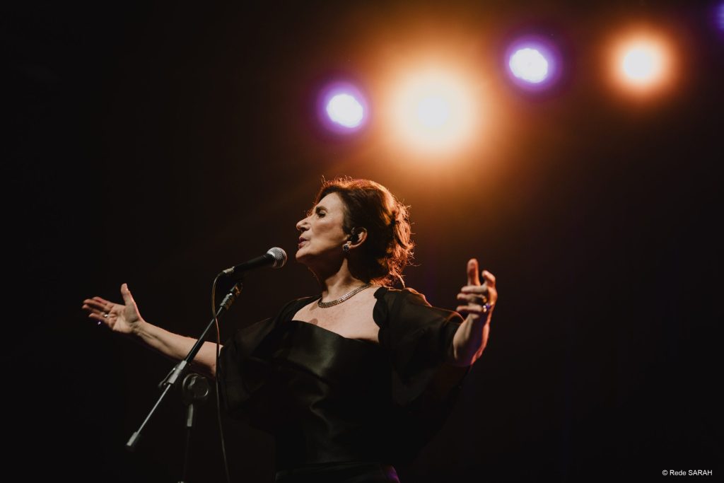 Cantora Zizi Possi