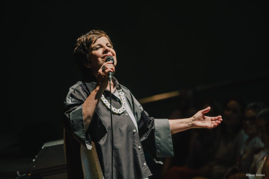 Leila Pinheiro cantando no Teatro SARAH