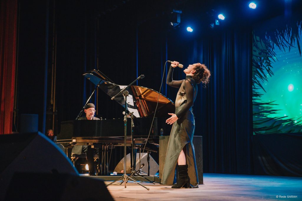 Letícia Sabatella e Paulo Braga no palco do SARAH