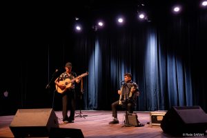 Miltinho da Viola e o sanfoneiro Toninho Vieira tocando seus intrumentos durante o show