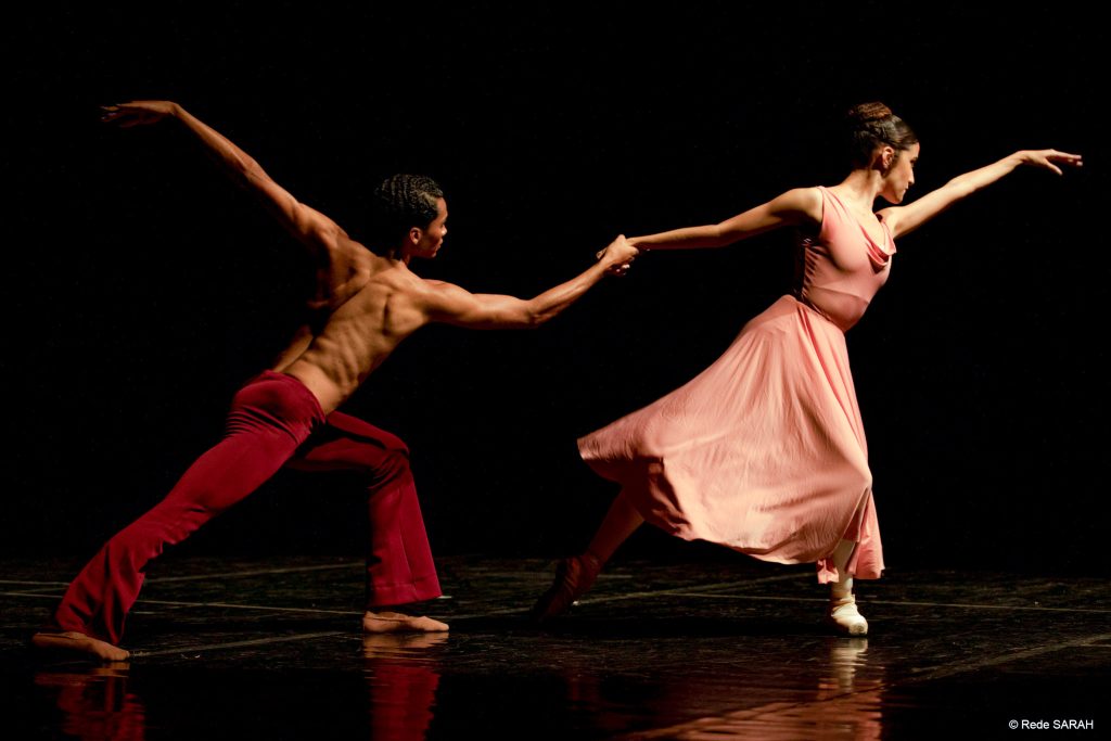 Bailarinos do Corpo de Baile do DF no palco do SARAH