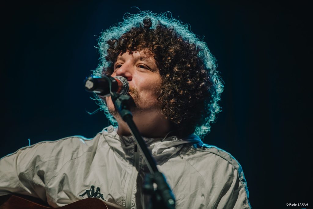 Chico Chico cantando no palco do SARAH