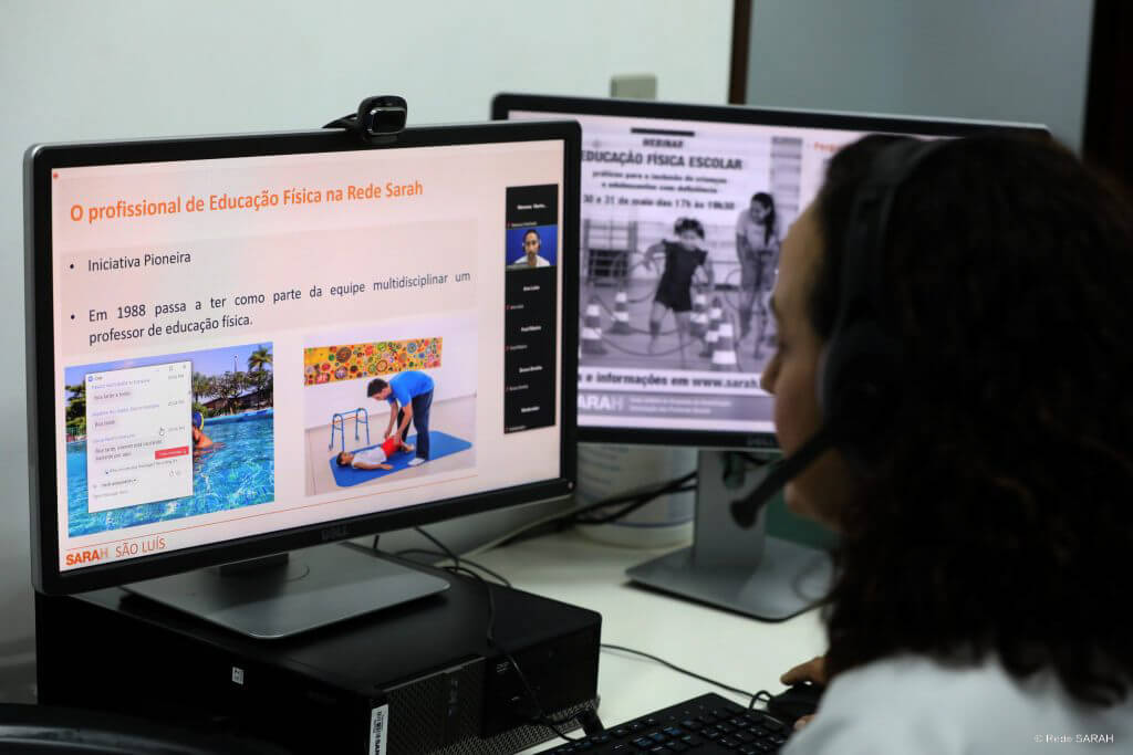 Colaboradora do SARAH assistindo ao um curso EAD da Rede