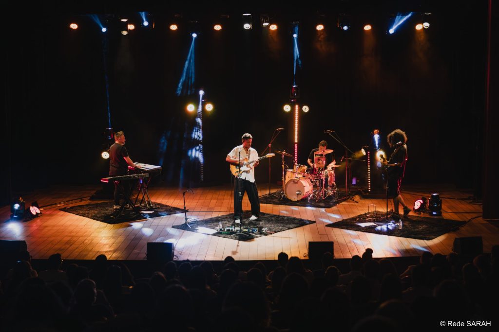 Alexandre Carlo e banda no palco do SARAH