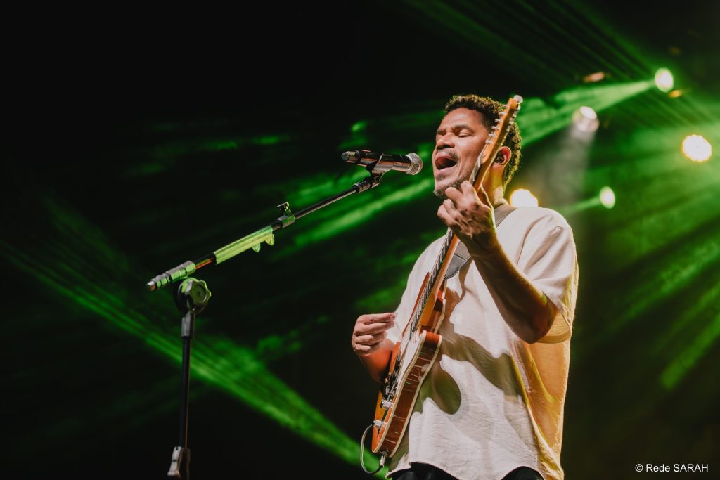 Alexandre Carlo canta no palco do SARAH Alexandre Carlo canta no palco do SARAH