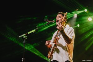 Alexandre Carlo canta no palco do SARAH