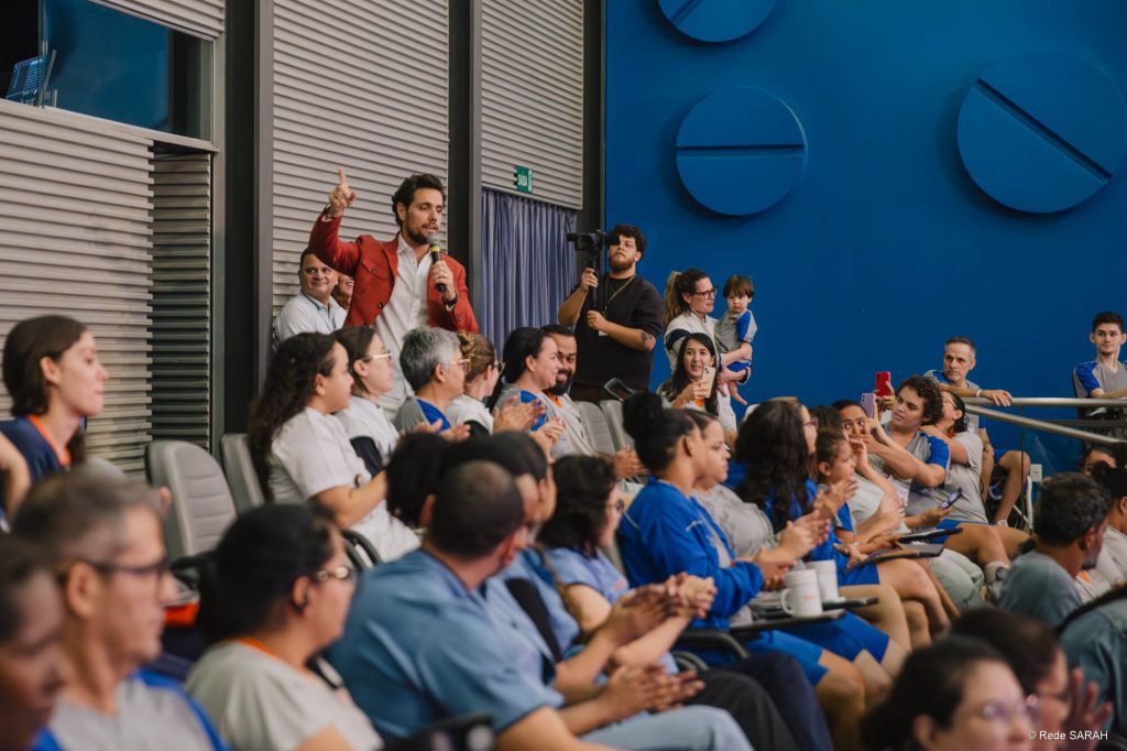 Tenor Thiago Arancam canta em meio à plateia do Teatro Sarah Tenor Thiago Arancam canta em meio à plateia do Teatro Sarah
