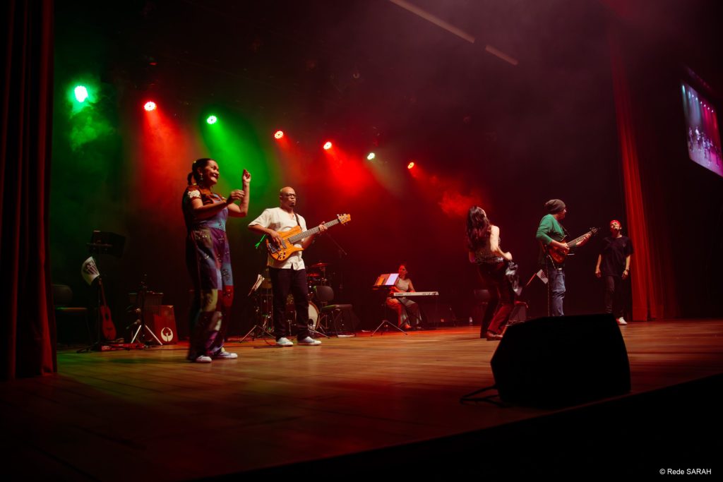 Integrantes do musical “Cássia Rejane — Muito mais que Eller” se apresentando no palco do teatro SARAH.