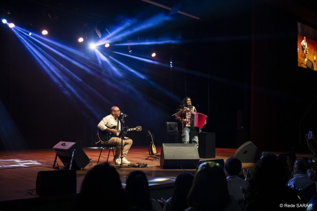 Lucy Alves e Jubileu Filho se apresentando no Teatro SARAH.