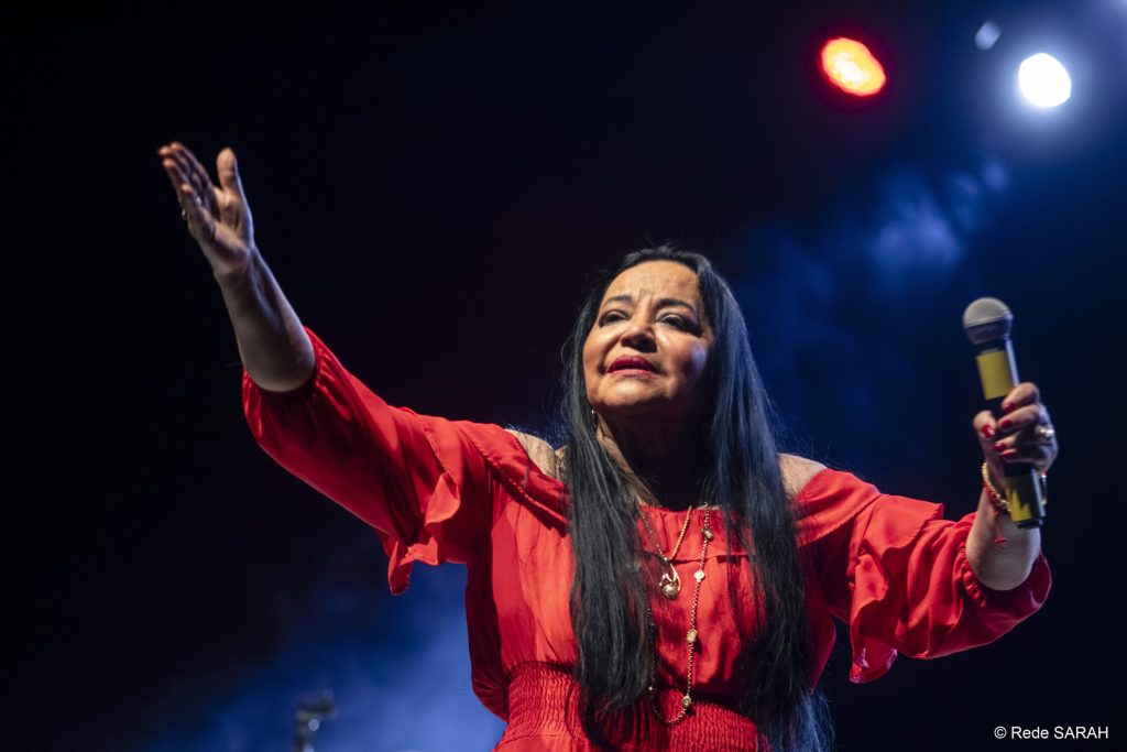 Lucy Alves e Jubileu Filho se apresentando no Teatro SARAH.